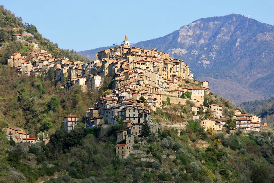 Apricale: guida al borgo medievale più soleggiato della Liguria tra carruggi e panorami