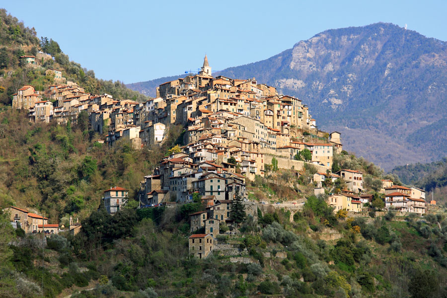 Apricale: guida al borgo medievale più soleggiato della Liguria tra carruggi e panorami