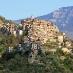 Apricale: guida al borgo medievale più soleggiato della Liguria tra carruggi e panorami