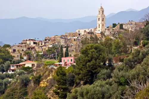 Bussana Vecchia: il borgo degli artisti nato dalle rovine a due passi da Sanremo