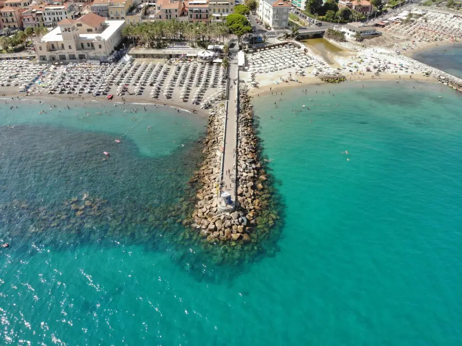 Le spiagge più belle di Sanremo e dintorni: guida tra libere, stabilimenti e calette nascoste