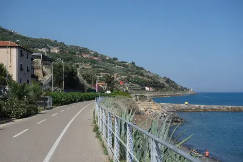 La ciclabile della Riviera dei Fiori: percorso, lunghezza, partenze e consigli per pedalare sul mare