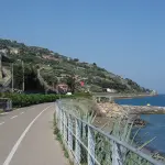 La ciclabile della Riviera dei Fiori: percorso, lunghezza, partenze e consigli per pedalare sul mare