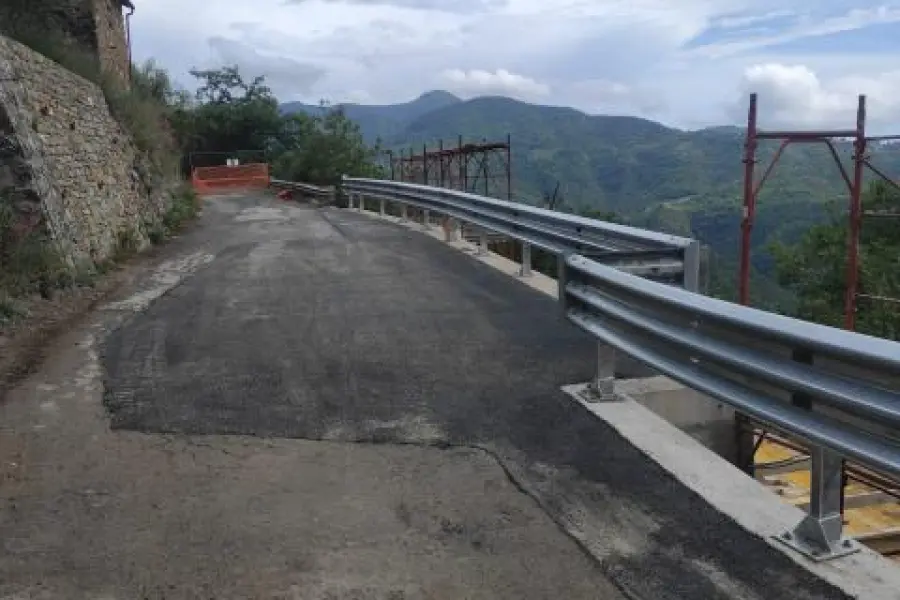 Riaperta la provinciale Apricale-Bajardo dopo il crollo del muro di contenimento