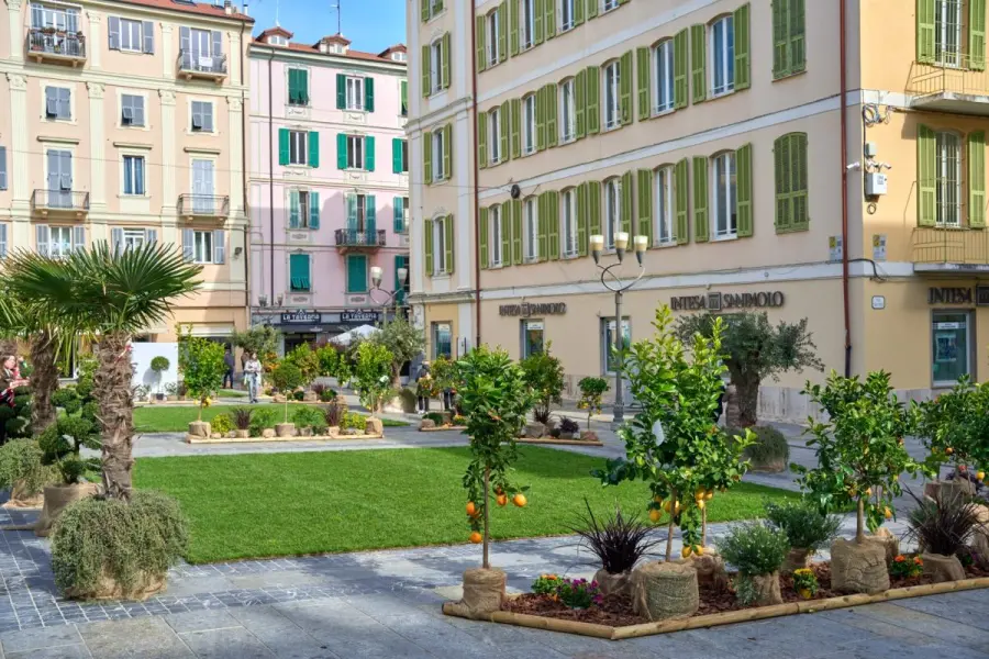 Sanremo, al via il Festival dei Fiori: Piazza Borea d’Olmo si trasforma in un giardino tropicale